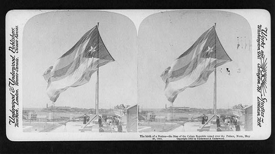 El nacimiento de una nación: la estrella de la república cubana levantó sobre el palacio, el mediodía, el 20 de mayo de 1902. (Library of Congress)
