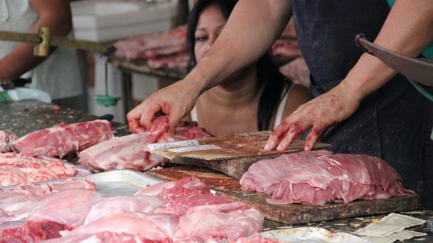 El precio de la carne de cerdo sube cada año durante las fiestas navideñas, pero en este 2019 el Gobierno impuso ‘precios topados’. (Nina Hale)
