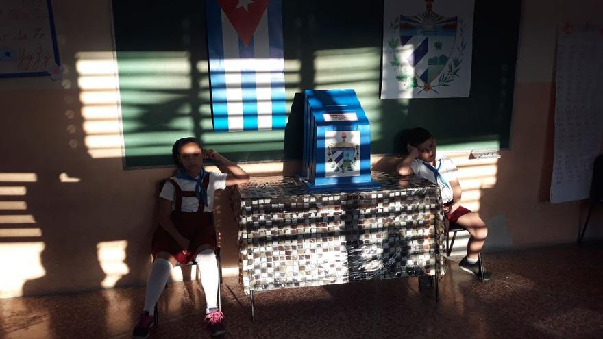 Los niños custodian las urnas, como en cada elección en Cuba. (14ymedio) 