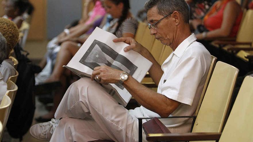 Desde agosto pasado y hasta mediados de noviembre próximo, los cubanos debaten en reuniones y asambleas el borrador de la Constitución. (EFE)