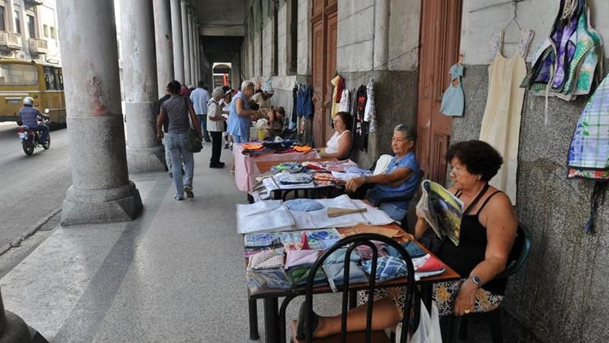 Según datos oficiales, el salario medio mensual en Cuba en 2016 fue de 740 pesos cubanos (CUP), equivalentes a 29,6 dólares. (EFE)