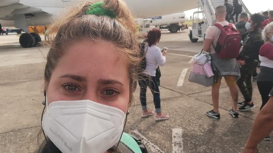 La locutora oficialista Amanda Toirac justo antes de abordar su vuelo de salida de Cuba. (Facebook)