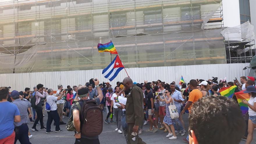 Un militar organiza la represión mientras decenas de activistas filman la inédita marcha LGBTI de este sábado en La Habana. (14ymedio)