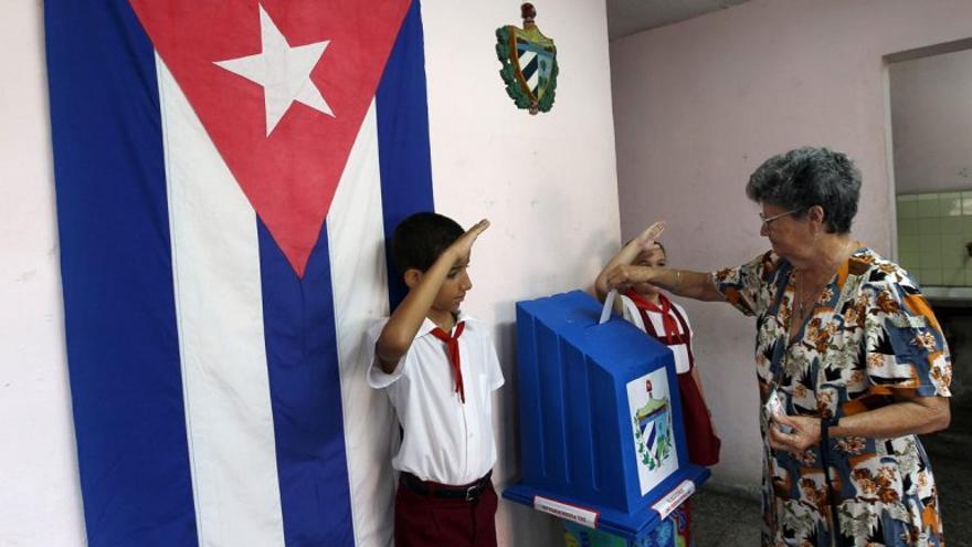 Una mujer participa en las elecciones municipales en Cuba. (EFE)