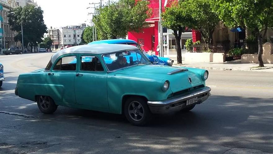Los ‘boteros’ pasaban vacíos este jueves por la céntrica calle 23 en La Habana y no paraban, en señal de protesta. (Cortesía)
