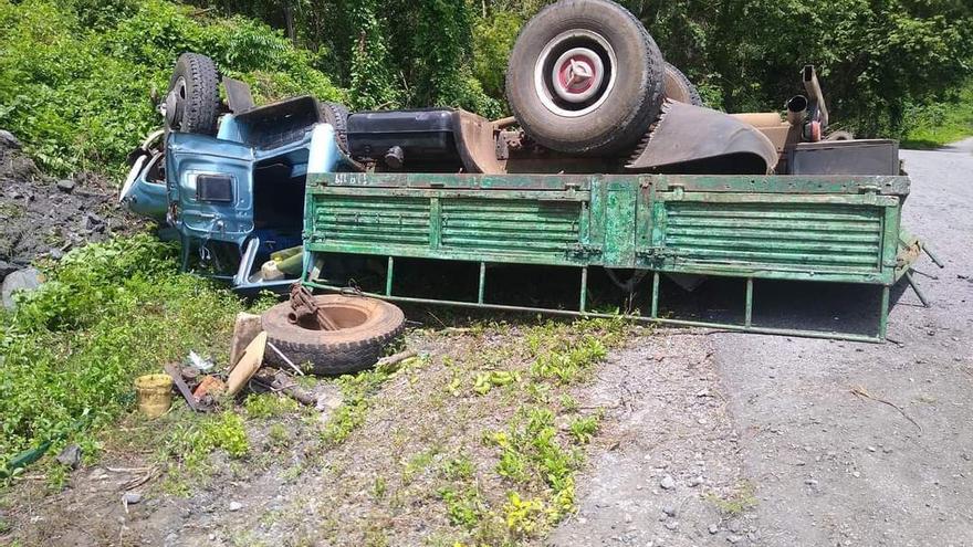 Uno de los pasajeros del camión de Azcuba falleció en el siniestro, mientras que los nueve restantes fueron enviados al hospital, donde siguen en observación. (Facebook)