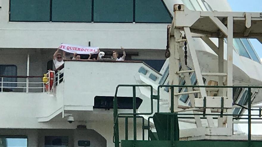Los pasajeros del barco saludaban a la Isla con un cartel en el que se podía leer "Te quiero Cuba". (Minrex)