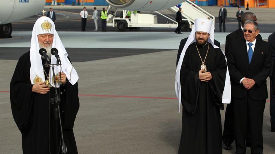 El patriarca ruso Kiril este jueves en el aeropuerto de La Habana. (EFE)