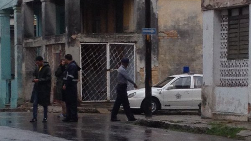 Un patrulla policial en la esquina de la casa de Eliécer Ávila para impedir la llegada de los invitados. (14ymedio)