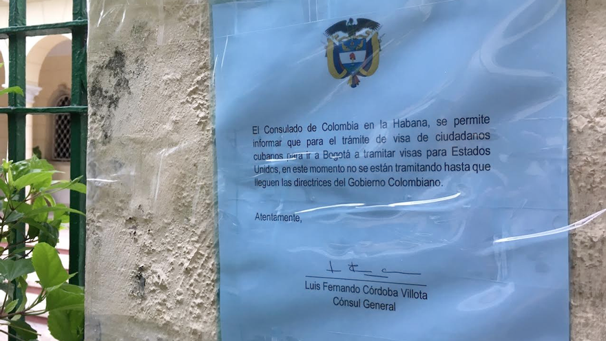 Una pequeña hoja pegada en la fachada del consulado advierte a los ciudadanos de que las visas para viajar a Colombia "no se están tramitando en este momento". (14ymedio)