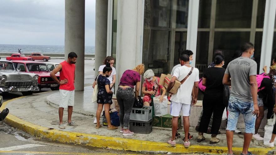 Una treinta personas se aglomeraba este miércoles a las puertas del hotel Deauville, de La Habana. (14ymedio)