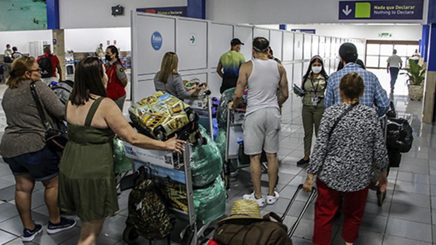 Los cubanos que tienen la posibilidad económica importan productos de la canasta básica con pasajeros que ingresan al país vía aérea. (Cubadebate)
