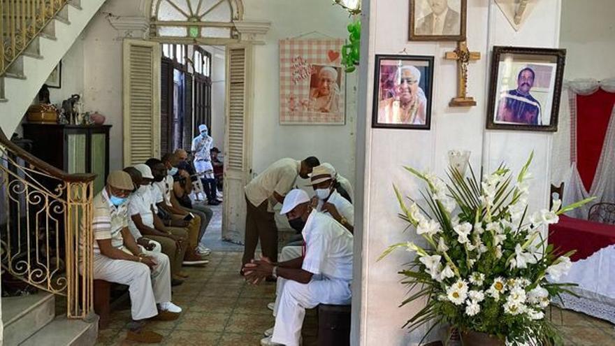 La santería, practicada de modo más o menos ortodoxo por muchos cubanos, enfrenta también al éxodo masivo que experimenta la Isla. (14ymedio)