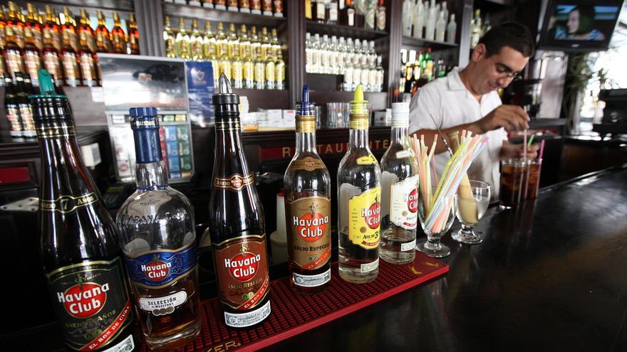 Un hombre prepara un trago con ron Havana Club en un bar de La Habana. (EFE)