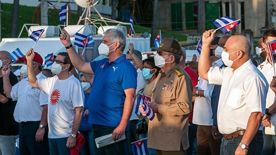 En el acto de este sábado estuvo presente Raúl Castro, que se mantuvo al lado de Díaz-Canel en la primera fila. (Cubadebate)