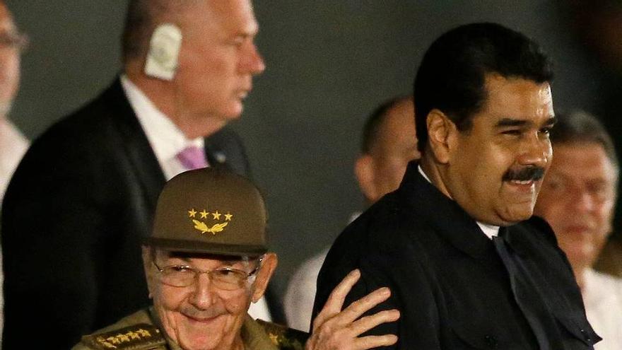 El presidente de Cuba, Raúl Castro, a la izquierda, sonríe mientras toma el brazo del presidente de Venezuela, Nicolás Maduro, durante una manifestación en honor a Fidel Castro en la Plaza de la Revolución en La Habana, Cuba, el martes 29 de noviembre de 2016. (EFE)
