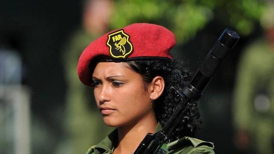 Una militar cubana participa en el ensayo del desfile en el 2011 en saludo al 50 aniversario de la proclamación del carácter socialista de la revolución en la Plaza de la Revolución de La Habana. (EFE)