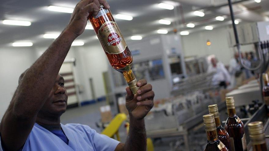 Un operario revisa una botella de la línea de producción en la fábrica de ron Havana Club. (EFE/Alejandro Ernesto)