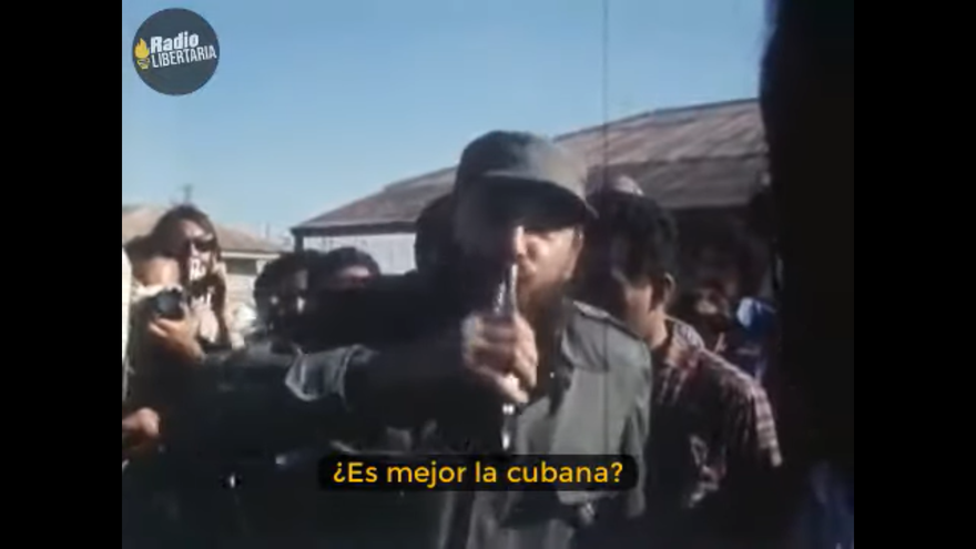 Fidel Castro también tiene una historia personal con la bebida. En 1971, durante un viaje recogido por la televisión chilena, apareció disfrutando de una Coca-Cola. (Captura)