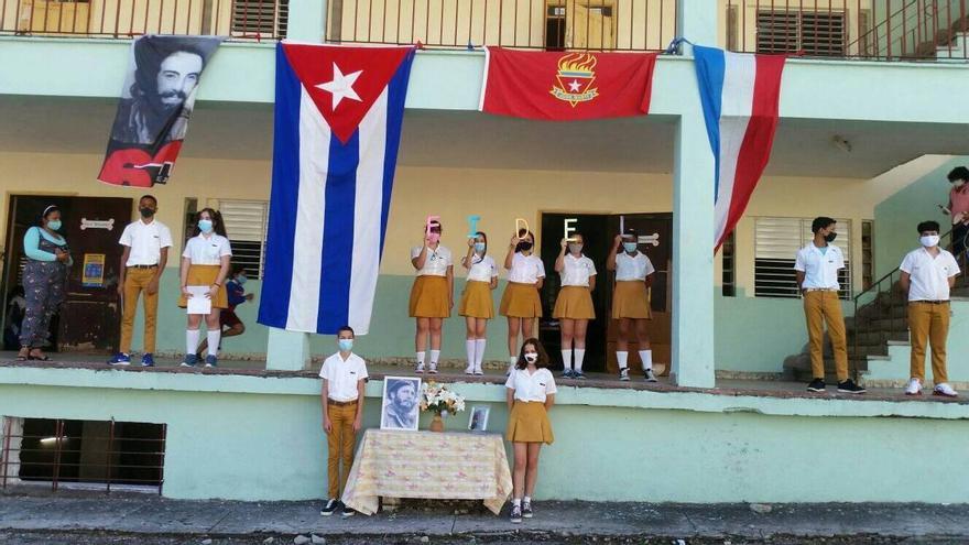 En varias escuelas los profesores llamaron a los alumnos a escribir con tiza la etiqueta #YoSoyFidel en el suelo del patio, a pintar, dibujar o escribir textos "en homenaje a Fidel". (Facebook)