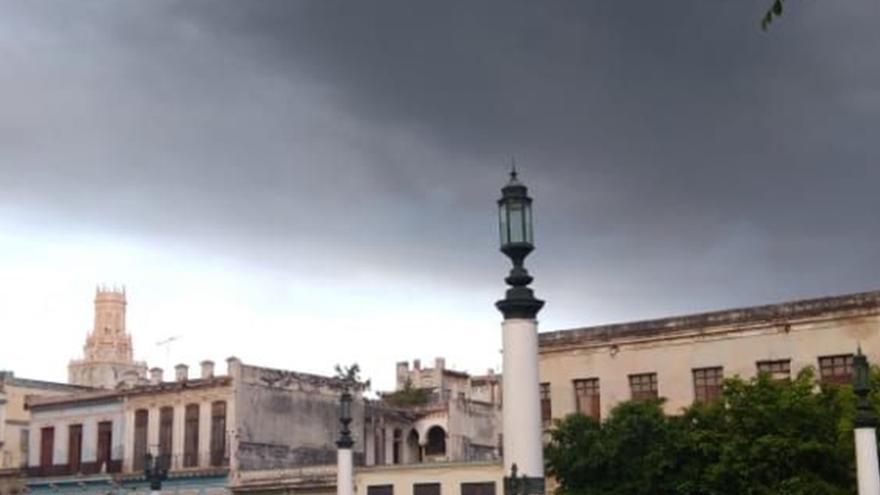 Una densa nube de humo proveniente del incendio en Matanzas se observa desde el viernes sobre La Habana. (14ymedio)