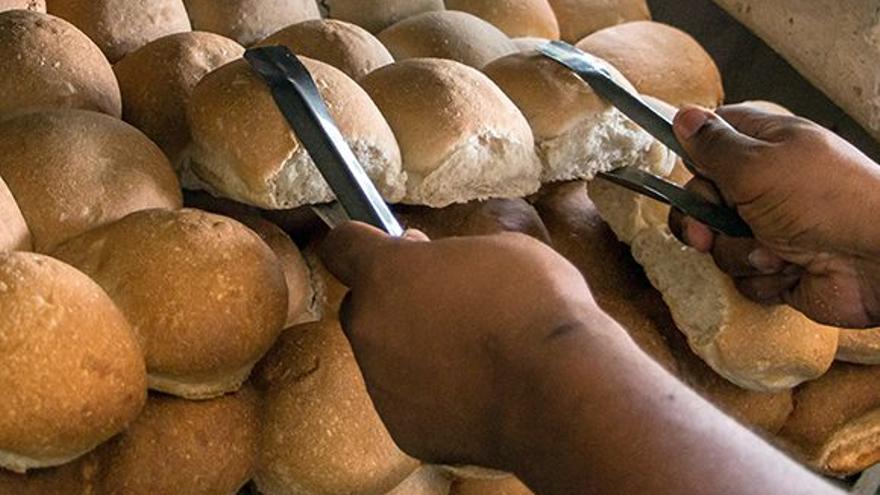 La publicación recuerda que el mes pasado el gobierno de La Habana reconoció que existía un desabastecimiento de harinas que afectaba a la producción de pan. (Cubadebate)