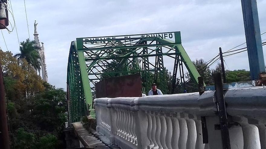 El estado del puente El Triunfo se ha ido deteriorando con el paso de las décadas y la falta de mantenimiento. (14ymedio)