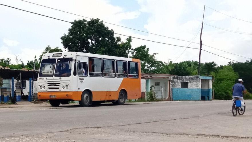 The bus follows the same course as the meat: once it has passed Camajuaní, it enters the bumpy road to Vueltas.  (14ymedio)