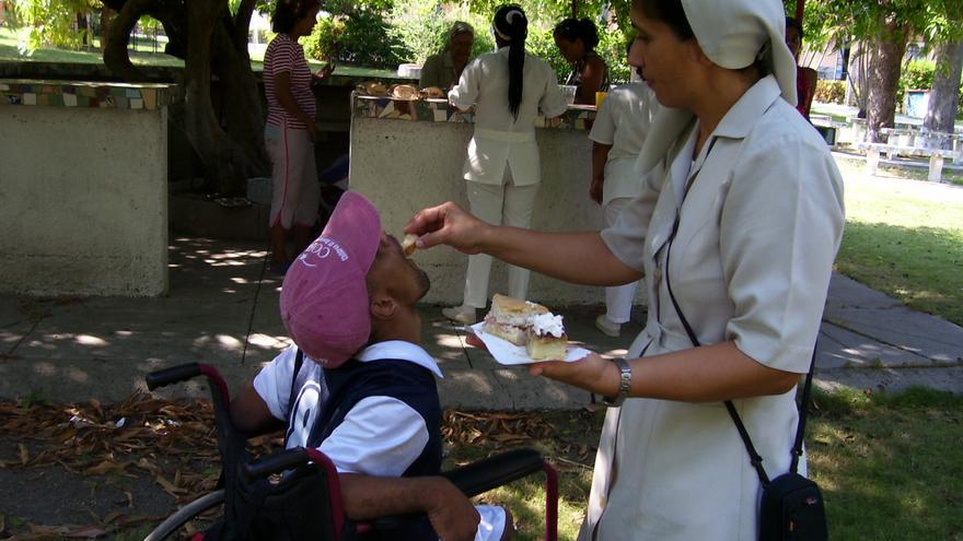 Una religiosa alimenta a uno de los niños de la Edad de Oro. (14ymedio Archivo) 