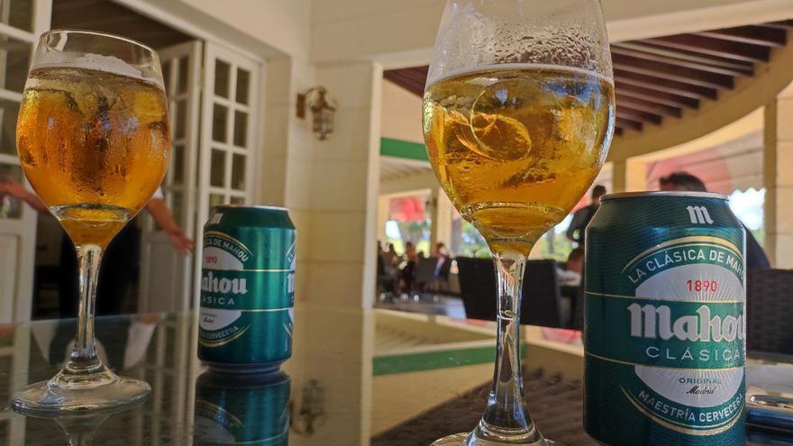 En el restaurante estatal Castell Nuovo suministran tan poca cerveza que no da tiempo a enfriarla y los empleados le ponen hielo. (14ymedio)