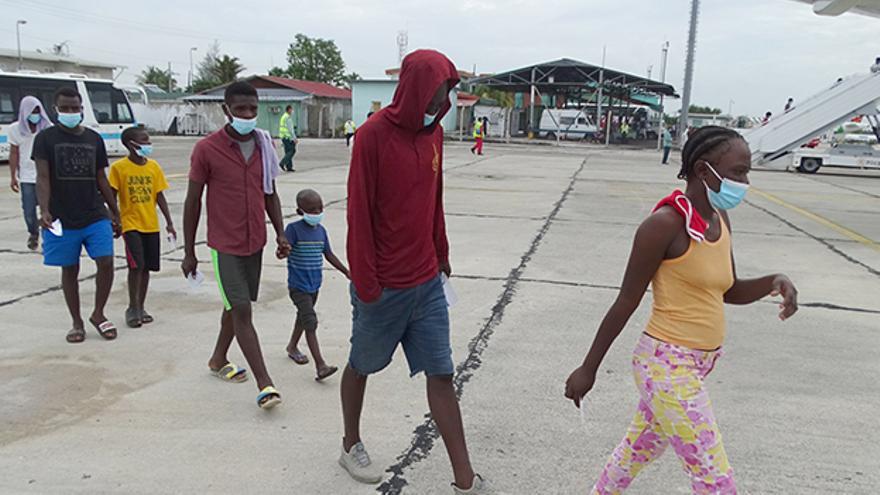 Unos 585 haitianos fueron retornados a su país este jueves, entre ellos niños y bebés. (Portal Ciudadano de Villa Clara)
