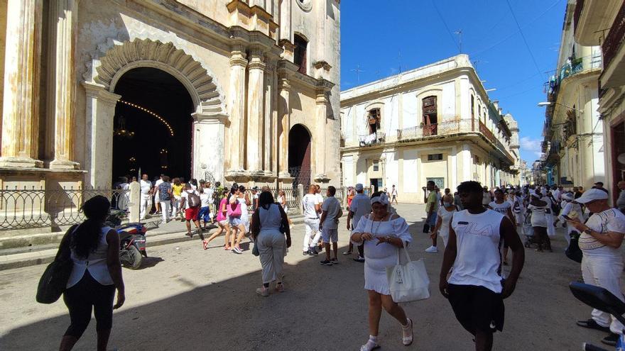 El sacerdote que acompañó el rezo en la iglesia de la Merced de La Habana, pidió un ruego "por el futuro de la patria y de los niños cubanos". (14ymedio)