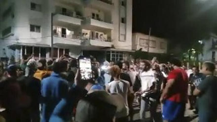 Por varias noches seguidas, los cubanos salieron a manifestarse a inicios de octubre por los cortes de energía agudizados tras el paso del huracán Ian. (Captura)