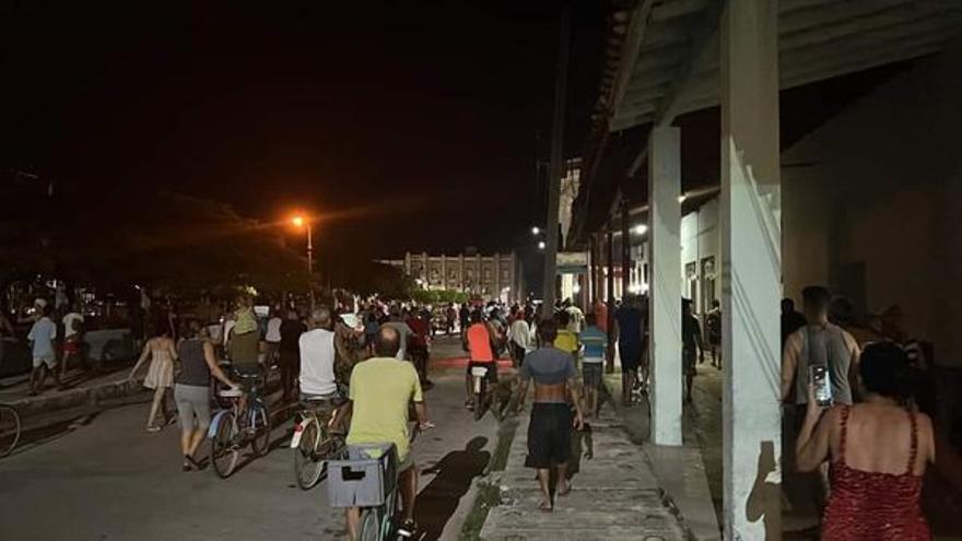 Durante varias noches, cientos de cubanos salieron a manifestarse con cacerolazos por el apagón después del huracán Ian. (Captura)