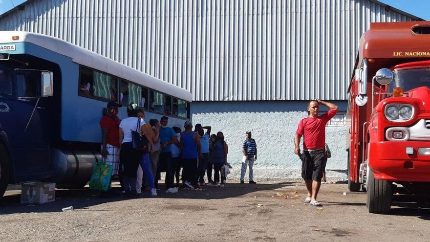 Un santiaguero residente en La Habana considera que "la iniciativa privada es la que al final saca la cara por el pueblo". (14ymedio)