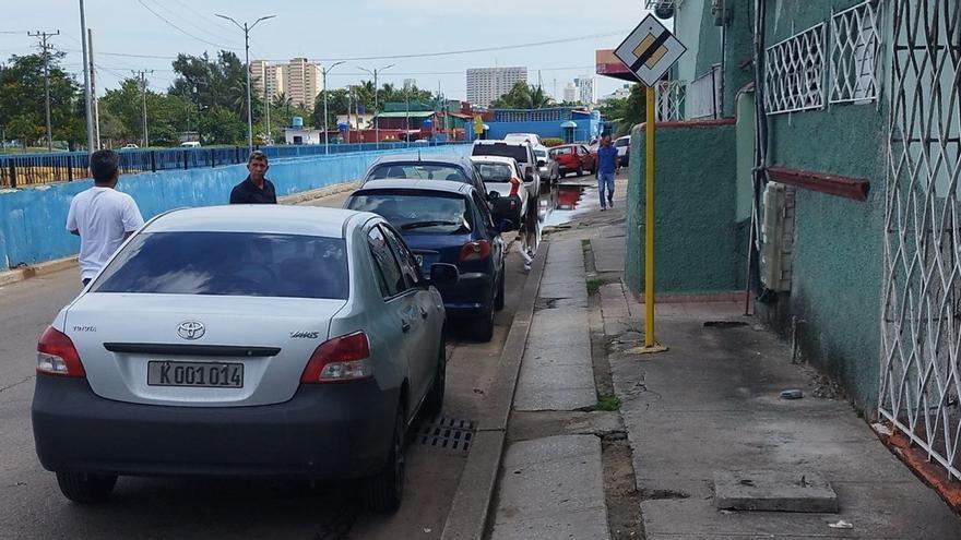 No por selectiva, la cola deja de ser kilométrica en servicentro próximo a la avenida 31, muy cerca del túnel de Línea, en La Habana. (14ymedio)