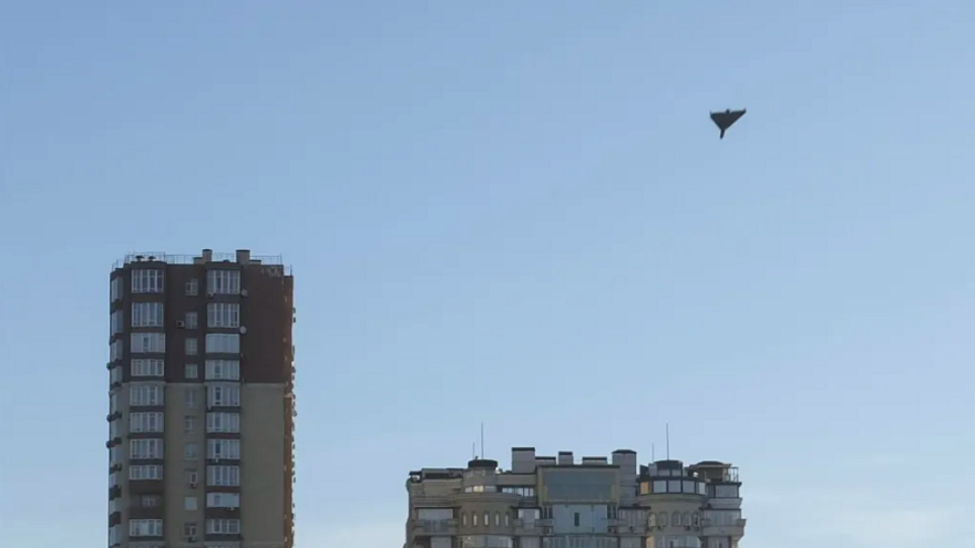 Un dron enemigo sobrevuela los edificios de Kiev, la capital ucraniana. (EFE)