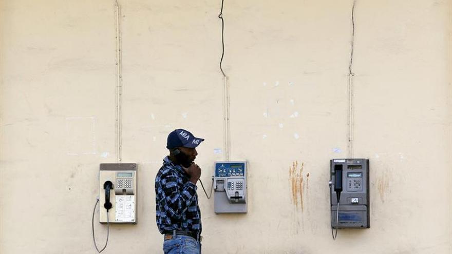 Un hombre habla por un teléfono público en La Habana (Foto Alejandro Ernesto/EFE).