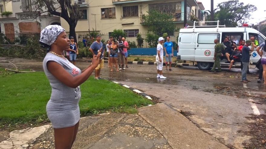 Una mujer filma con su teléfono en La Habana imágenes de los daños dejados por Irma. (14ymedio)