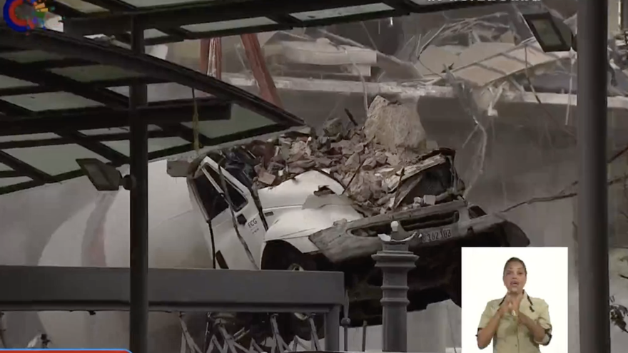 El noticiero de la televisión cubana mostró cómo retiraban el vehículo siniestrado de los escombros. (Captura)