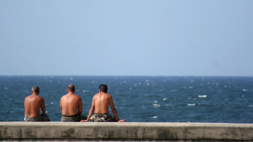 Turistas se refrescan del calor en el Malecón habanero. (14ymedio)