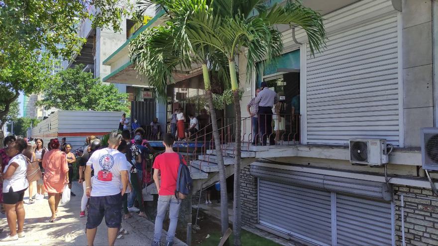 Los trabajadores de la Cadeca de 23 –los de cualquier casa de cambio en Cuba– tienen su negocio de influencias, con familiares, amigos o incluso 'coleros'. (14ymedio)