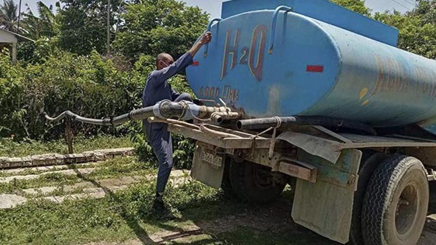 Los trabajadores de Servicios Comunales en Las Tunas llevaron agua el pasado 13 de septiembre en cisternas a las familias afectadas en la provincia. (Periódico26)