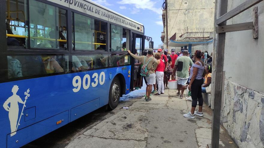 El director general de transportes de La Habana, Leandro Méndez Peña, admitió que solo el 45,7% de las guaguas están disponibles en la capital. (14ymedio)