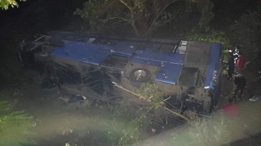  El ómnibus que trasladaba profesores cayó desde un puente en la carretera de Güines. Facebook()