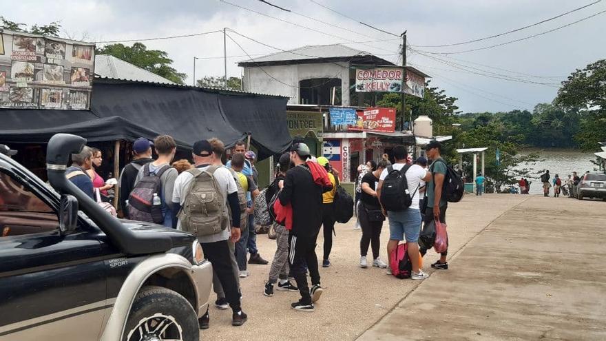 There was a tremendous number of Cubans, at least 40 or 50, with two or three guides who seemed to be fighting Cubans, because as someone in Palenque told me, we are a bit undisciplined.  (14ymedio)