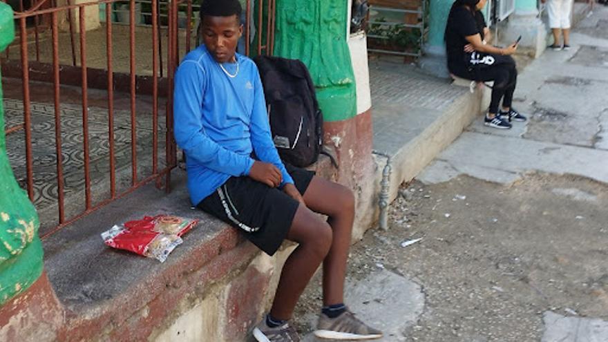 Una de las variantes que adopta la miseria en La Habana es la de los "mendigos vendedores". (14ymedio)