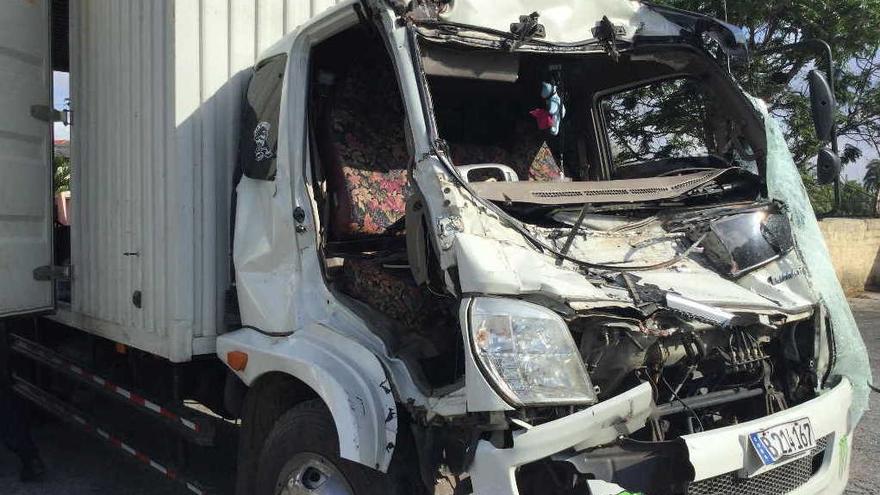 El vehículo más dañado de los dos implicados en el choque fue el de Correos de Cuba. (Escambray)