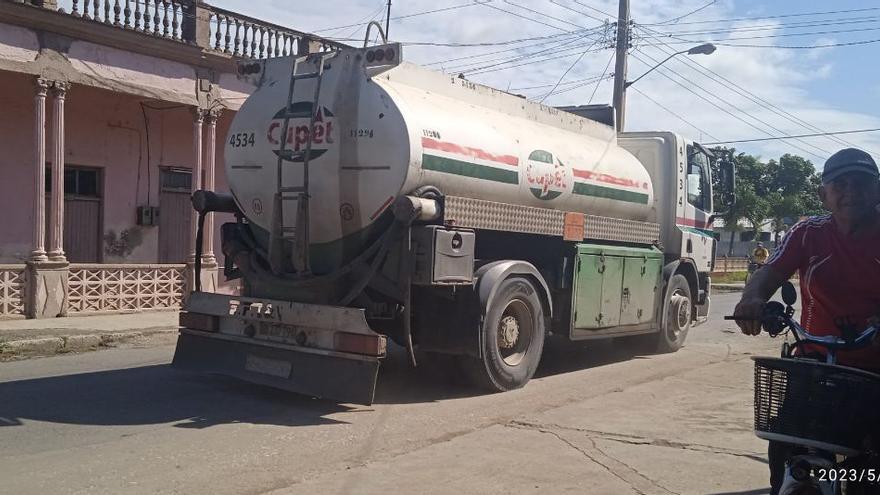 Some of the vehicles also divert to Cabaiguán, in Sancti Spíritus, where there is a small refinery.  (14 and a half)
