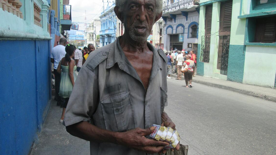 Un vendedor de cigarros. (Yosmany Mayeta Labrada)